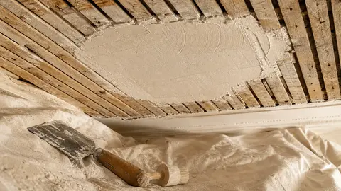 Reprise locale sur lattis bois avec plâtre et outils de rénovation