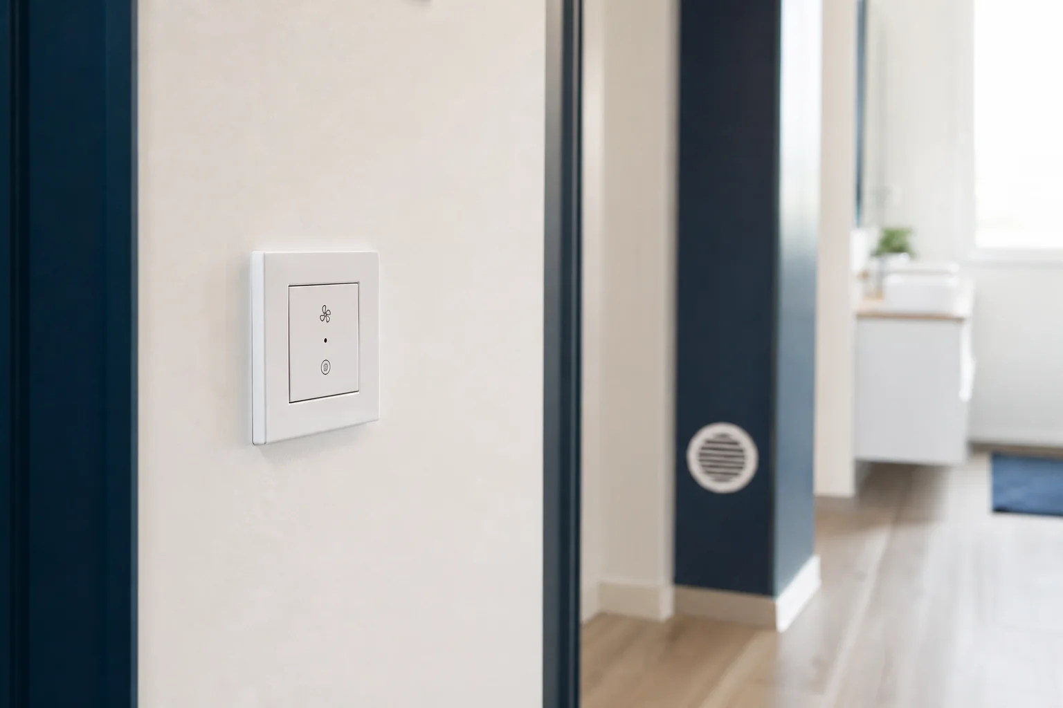 Commande murale de VMC dans un intérieur rénové avec grille de ventilation discrète