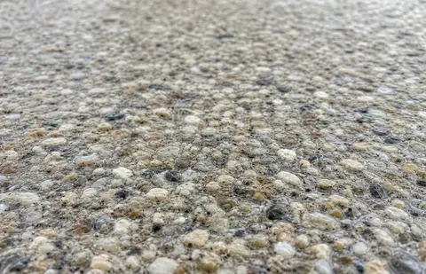 détail de granulats drainants sur une terrasse en résine