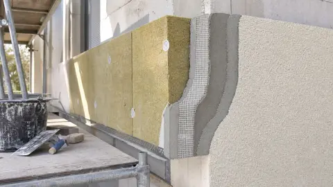 Détail des couches d’une isolation thermique extérieure avec treillis et enduit