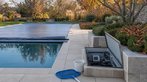 Piscine au sel préparée pour l’hivernage dans un jardin