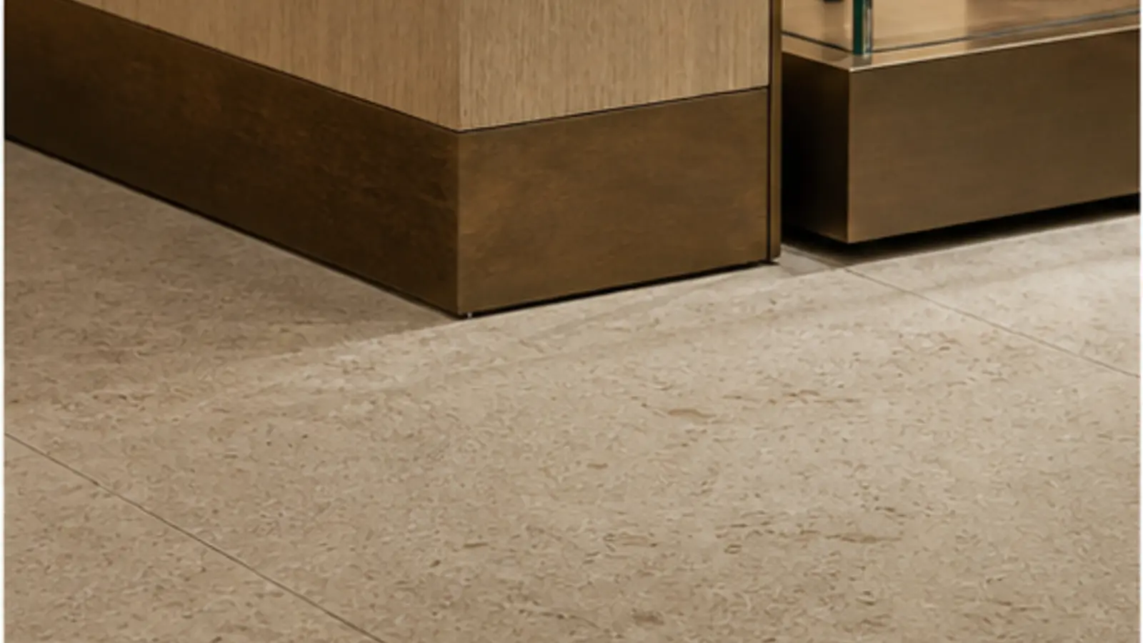 detail de sol resistant et soubassement de boutique en materiaux durables
