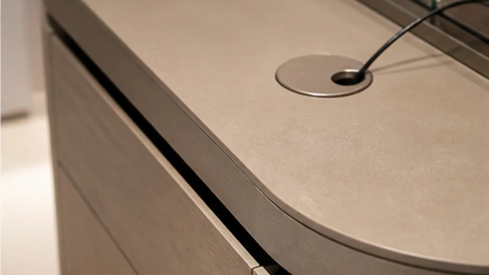 detail de comptoir arrondi avec surface facile a nettoyer et passage de cable