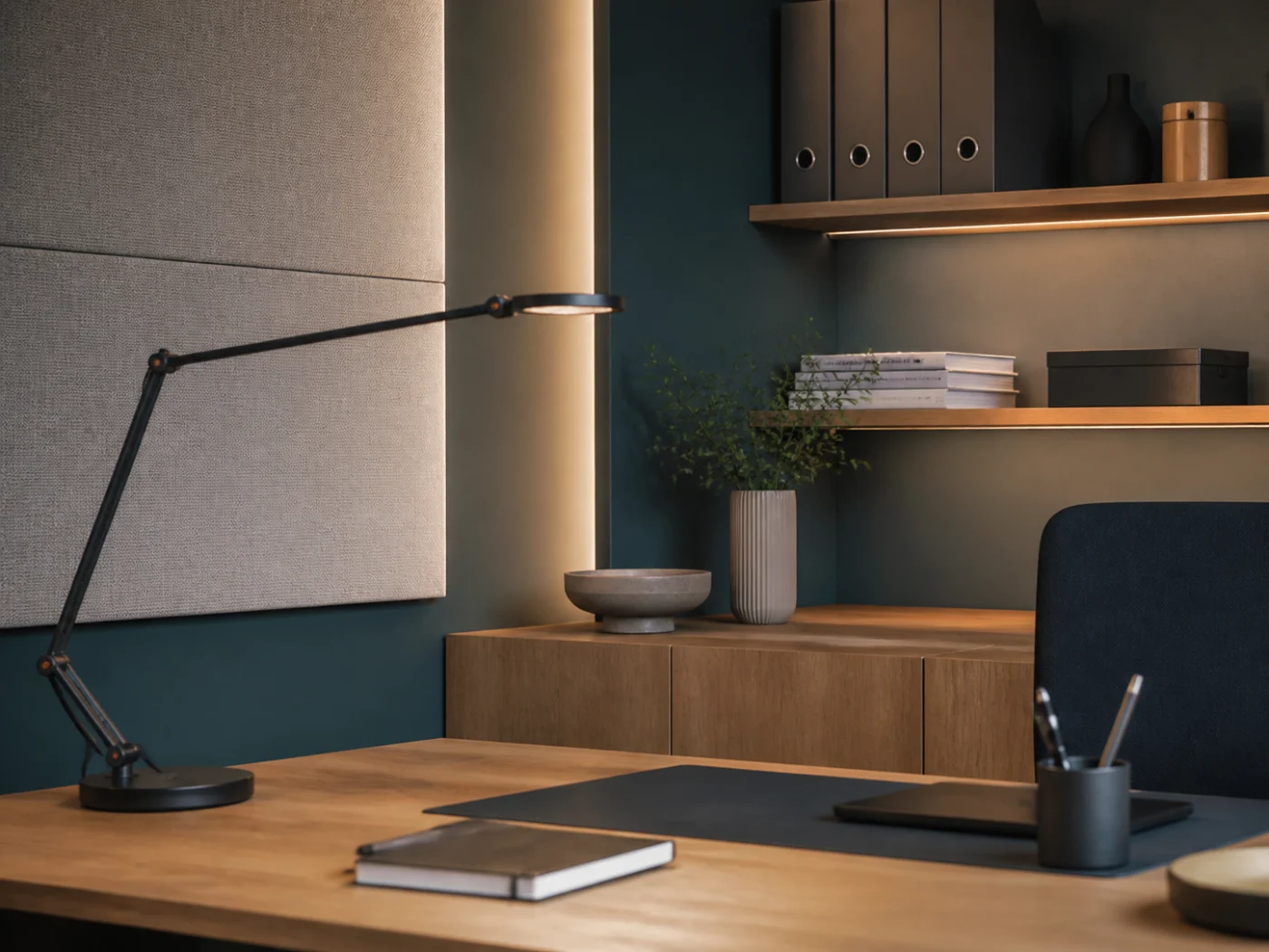détail de bureau professionnel avec lampe de tâche, panneau acoustique et rangement organisé