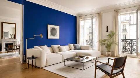 Adopter le bleu Klein sans saturer sa décoration