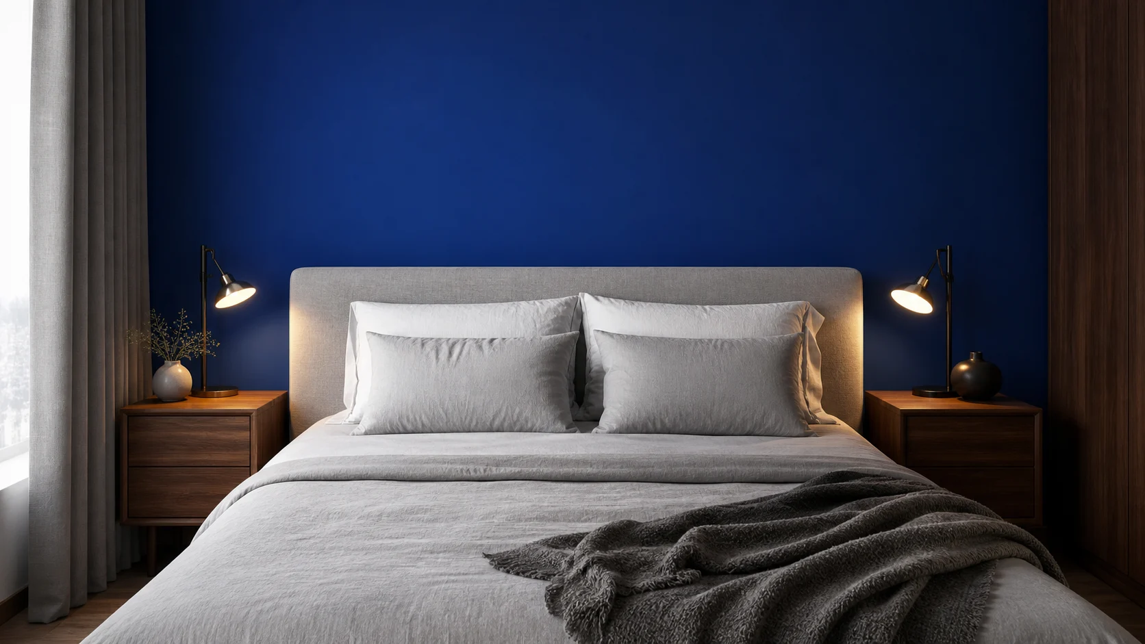 Chambre avec tête de lit murale bleu Klein et linge clair