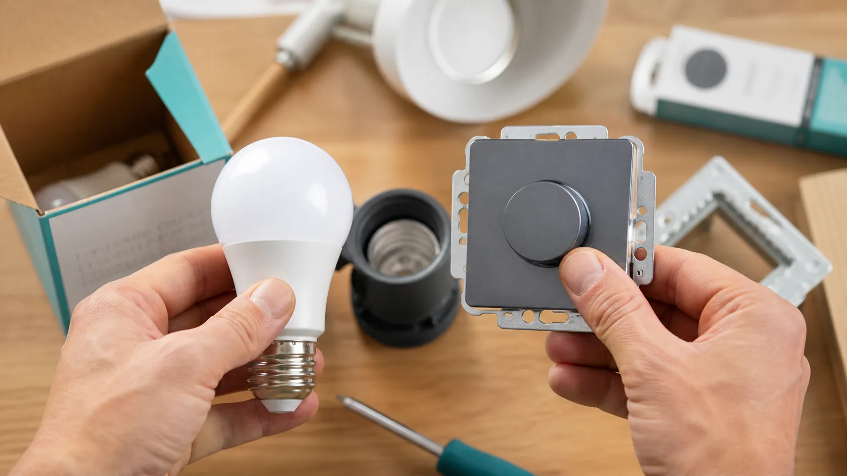 Ampoule LED et variateur à vérifier avant de remplacer un éclairage qui clignote